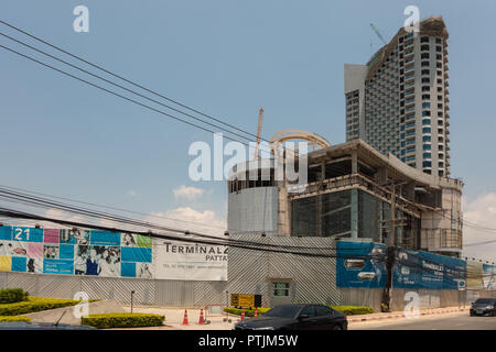 PATTAYA, THAILAND - APRIL 14,2018: Terminal 21 Dieser große, neue Einkaufszentrum befindet sich in der zweiten Straße und es ist immer noch im Bau und wird im Oktober öffnen. Stockfoto