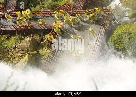 Niagara Falls, USA - 29. August 2018: ein holzsteg Besucher erfolgt auf der Basis des American Falls in Niagara Falls, New York State, USA Stockfoto