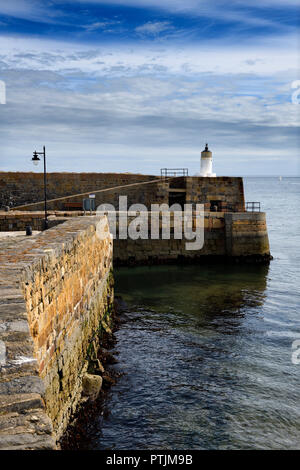 Leuchtturm auf Steinmauern von Banff Hafen an der Banff Bay Moray Firth Aberdeenshire Schottland Großbritannien Stockfoto