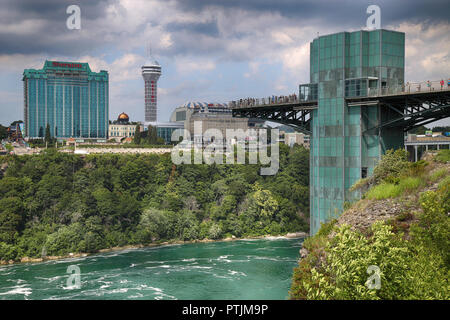 Niagara Falls, USA - 29. August 2018: Schöne Aussicht auf die Regenbogenbrücke von amerikanischer Seite und der kanadischen Seite mit berühmten Hotels in, New York St Stockfoto