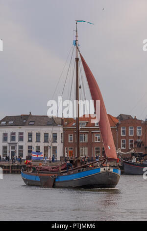 Kampen, Niederlande - 30 März 2018: Hasselter aak De Dageraad am Sail Kampen Stockfoto