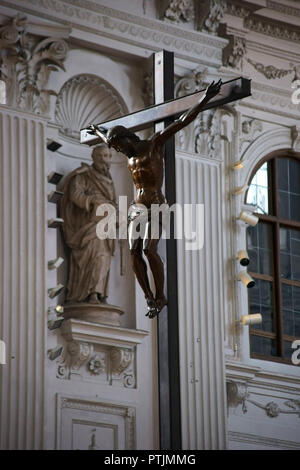 München, Deutschland - 29. Juni 2018: Kreuz mit Jesus gekreuzigt in der Sakrale reich verzierten Innenraum der Kirche St. Michael am 29. Juni 2018 in München. Stockfoto