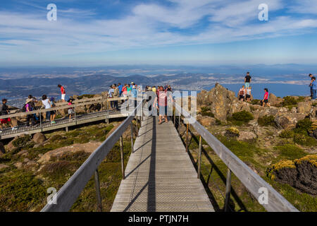 Hobart, Australien - 7. Januar 2016: Tourist am Mount Wellington Blick auf Hobart Stadt unten Stockfoto