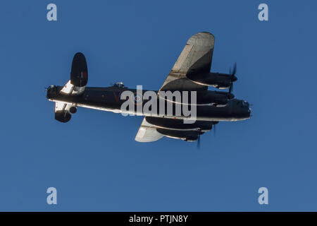 Ein AVRO Lancaster Bomber der RAF eine Fliege durch Stockfoto