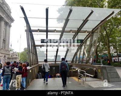 Jugendliche, Studierende, vor Eintritt in Bowling Green U-Bahn Station in Manhattan, New York, NY, USA. Stockfoto