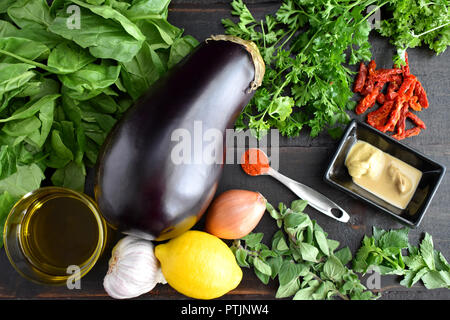 Gegrillte Auberginen und Spinatsalat Zutaten Stockfoto