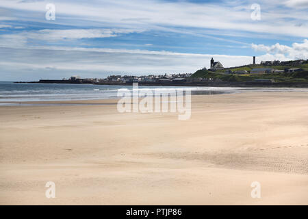 MacDuff Dorf von Banff über den Fluss Deveran breiten Sandstrand bei Banff Bay Schottland Großbritannien mit MacDuff Pfarrkirche und War Memorial Tower Stockfoto