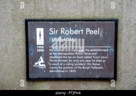 Plakette unter der Statue von Sir Robert Peel, Montrose, Angus, Schottland. Stockfoto