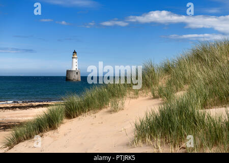 Rattray Head Lighthouse in der Nordsee bei Buchan Aberdeenshire Schottland mit Seegras auf Sand Dünen und Sandstrand Stockfoto