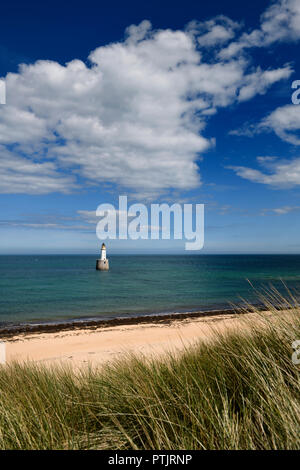 Rattray Head Lighthouse in der Nordsee bei Buchan Aberdeenshire Schottland mit blauem Himmel und weißen Wolken aus Seegras Sanddünen Stockfoto