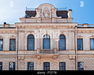 Zwei Engel des Lichts Marmor halten Sie ein Wappen Unter dunklem Dach auf der Fassade eines Hauses des Lichts Baumaterial auf einer Straße in St. Petersburg Stockfoto