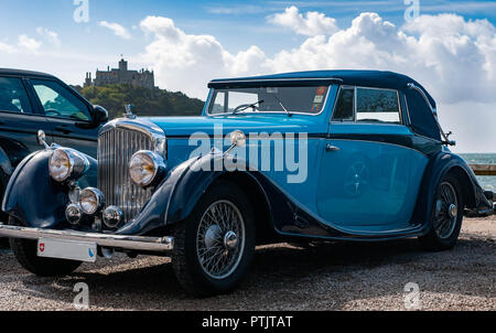 Eine alte Bentley gegen St. Michael's Mount Stockfoto