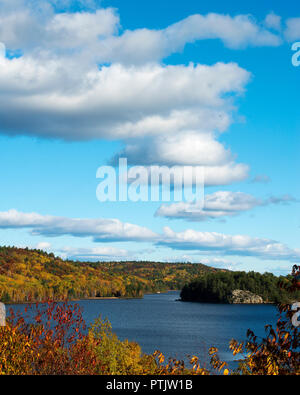 Herbst Landschaft seine bunten Jahreszeit. Herbst Landschaft Landschaft ihren bunten Jahreszeit Bäume, See, blue sky anzeigen. Stockfoto