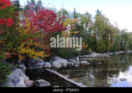 Herbst Landschaft Landschaft die bunte Jahreszeit, Bäume, Wasser, Felsen am See in einer ruhigen und friedlichen Atmosphäre. Stockfoto