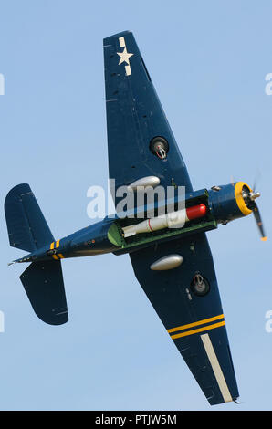 Grumman TBM Avenger fliegen bei einer Flugschau mit bomb Bay öffnen enthüllt torpedieren. Zweiten Weltkrieg Torpedo bomber Fliegen in blauer Himmel Stockfoto