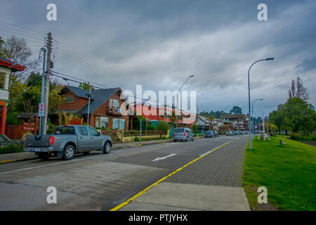 FRUTILLAR, CHILE - September, 23, 2018: Im freien Blick auf Autos, die an der einen Seite der Straße geparkt mit einigen wunderschönen Holz- typischen Gebäuden von frutillar, in Chile Stockfoto