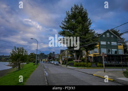 FRUTILLAR, CHILE - September, 23, 2018: Im freien Blick auf Autos, die an der einen Seite der Straße geparkt mit einigen wunderschönen Holz- typischen Gebäuden von frutillar, in Chile Stockfoto