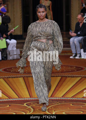 Christian Siriano Landebahn für NYFW SS 19 in Gotham Hall in New York mit: Christian Siriano Landebahn NYFW SS 19 Wo: New York, New York, United States Wenn: 09 Sep 2018 Credit: Jeff Grossman/WENN.com Stockfoto