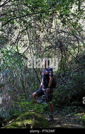 Outdoor Fotoshooting mit einem Mann mit Bart und langen Haaren. Stockfoto