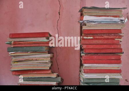 Bücher in einer Schule in Indien. Gebrauchte Bücher. Stockfoto