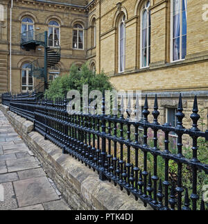 Geländer ourside Victoria Hall, Saltaire, Bradford, Yorkshire Stockfoto