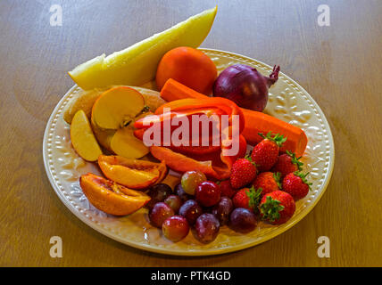 Eine Mischung aus Obst und Gemüse, die jeweils ca. 80 Gramm Stockfoto