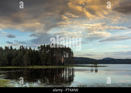 Sonnenuntergang Landschaft von Shiroka Polyana (große Wiese) Behälter, Pasardschik, Bulgarien Stockfoto