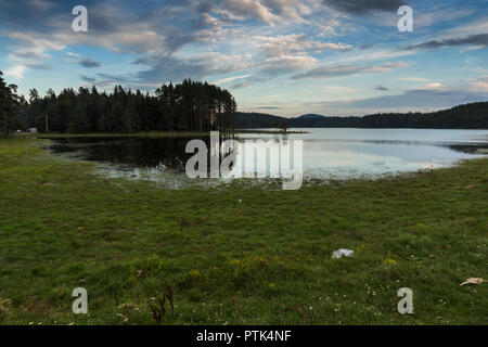 Sonnenuntergang Landschaft von Shiroka Polyana (große Wiese) Behälter, Pasardschik, Bulgarien Stockfoto