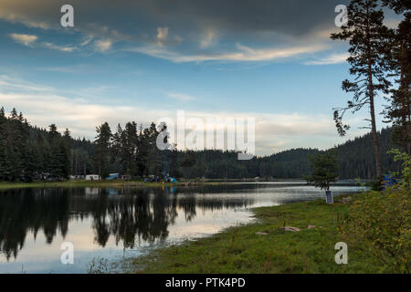 Sonnenuntergang Landschaft von Shiroka Polyana (große Wiese) Behälter, Pasardschik, Bulgarien Stockfoto