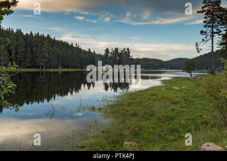 Sonnenuntergang Landschaft von Shiroka Polyana (große Wiese) Behälter, Pasardschik, Bulgarien Stockfoto