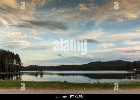 Sonnenuntergang Landschaft von Shiroka Polyana (große Wiese) Behälter, Pasardschik, Bulgarien Stockfoto