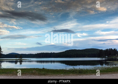 Sonnenuntergang Landschaft von Shiroka Polyana (große Wiese) Behälter, Pasardschik, Bulgarien Stockfoto