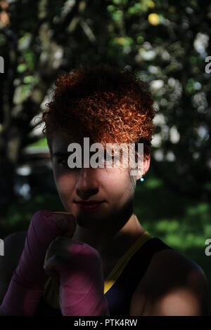 Weibliche kick-boxing Modell Stockfoto
