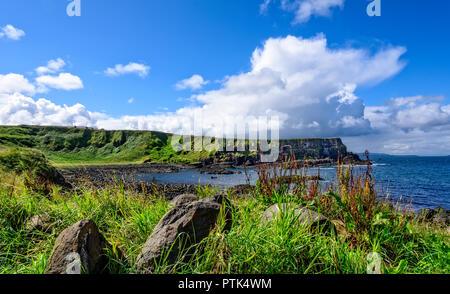 Die 20 km lange Strecke der Antrim Küste ostwärts zur Verlängerung von Portrush, Ballycastle, und beinhaltet Giant's Causeway. Stockfoto