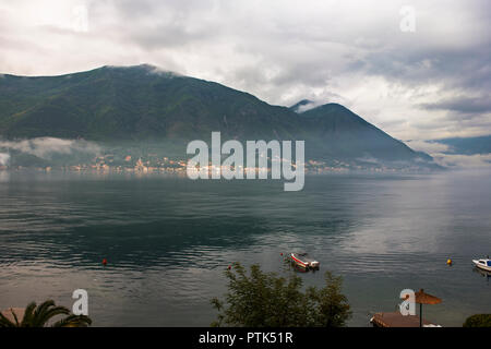 Blick über die Bucht von Kotor (Bucht von Kotor) zu Prčanj aus dem Dorf Dobrota, Montenegro Stockfoto