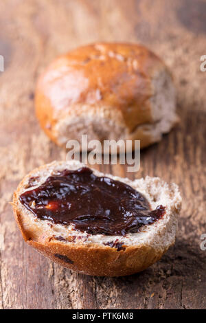 Klemmt, einer bayerischen Brötchen mit Rosinen Stockfoto