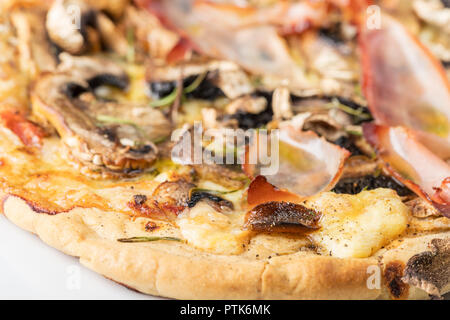 Rustikales Haus bildete Pilz pizza Stockfoto