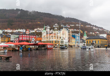 BERGEN, Norwegen - 04 Mai, 2013: Fisch Marktplatz und die umliegenden alten Häuser in Bergen. Norwegen Stockfoto