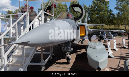 Die schwedische Saab JAS 39E Gripen multirole Fighter vertreten durch ein Mock-up bei der Finnischen Luftwaffe 100 Jahre Jubiläum Air Show in Tikkakoski. Stockfoto