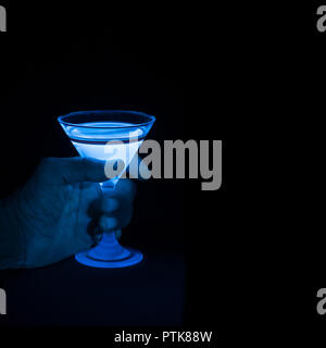 Leuchtende blaue Tonic Water, Chinin, wie in Gin und Tonic emmits Licht als sichtbar, wenn durch UV-A UV-Licht 365nm aktiviert Stockfoto