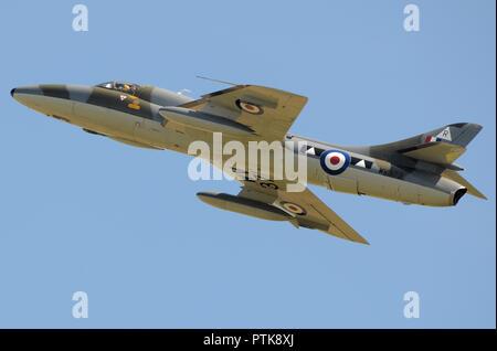 Hawker Hunter T7 WV372, G-BXFI in RAF, Royal Air Force Farbschema fliegt bei einer Flugschau in blauem Himmel. Klassischer Vintage-Jet im blauen Himmel Stockfoto