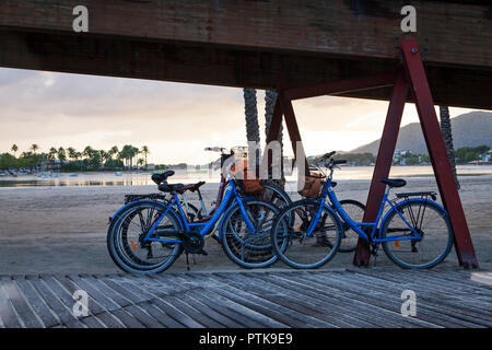 PORT D'Alcudia, Mallorca, Spanien - 25. September 2018: Fahrräder am Strand geparkt, Radfahren ist eine beliebte Sportart in Port d'Alcudia. Stockfoto