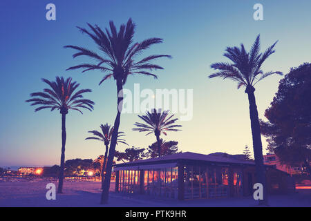 Vintage getonten Bild eines leeren Strand bei Nacht, Mallorca, Balearen, Spanien. Stockfoto