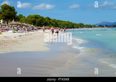 PORT D'Alcudia, Mallorca, Spanien - 30. September 2018: Volk enjoysunny Tag am Sandstrand in der Bucht von Alcudia Stockfoto