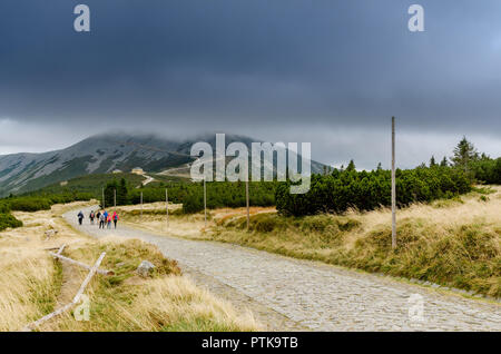 Karpacz, Niederschlesien, Polen. Touristen auf polnisch-tschechische Freundschaft Trail im Karkonosze Berge (Riesen Moun Stockfoto