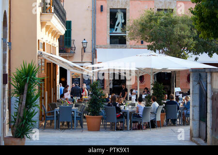 ALCUDIA, MALLORCA, SPANIEN - Oktober 2., 2018: Die Menschen genießen Essen und shightseeing in der Altstadt von Alcudia Stockfoto