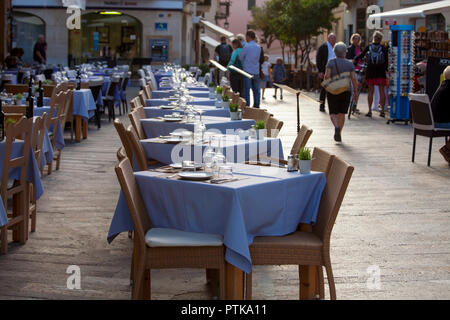 ALCUDIA, MALLORCA, SPANIEN - Oktober 2., 2018: Die Menschen genießen Essen und shightseeing in der Altstadt von Alcudia Stockfoto