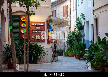 ALCUDIA, MALLORCA, SPANIEN - Oktober 2., 2018: Artisan Shop Verkauf von Platten in der Altstadt von Alcudia Stockfoto