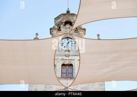 ALCUDIA, MALLORCA, SPANIEN - Oktober 2nd, 2018: Historische Rathaus Gebäude in der Altstadt von Alcudia Stockfoto