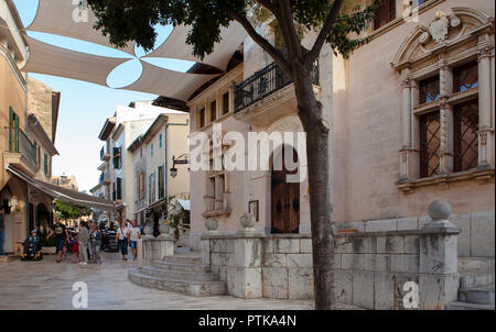 ALCUDIA, MALLORCA, SPANIEN - Oktober 2., 2018: die Menschen genießen Sie Shopping und shightseeing in der Altstadt von Alcudia Stockfoto